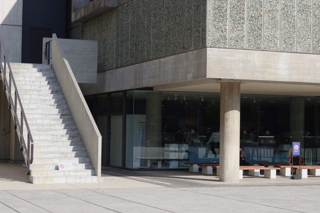 国立西洋美術館の入り口のピロティ